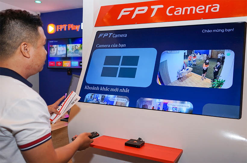 Khách hàng trải nghiệm FPT Camera tại sự kiện Tech Awards 2020.