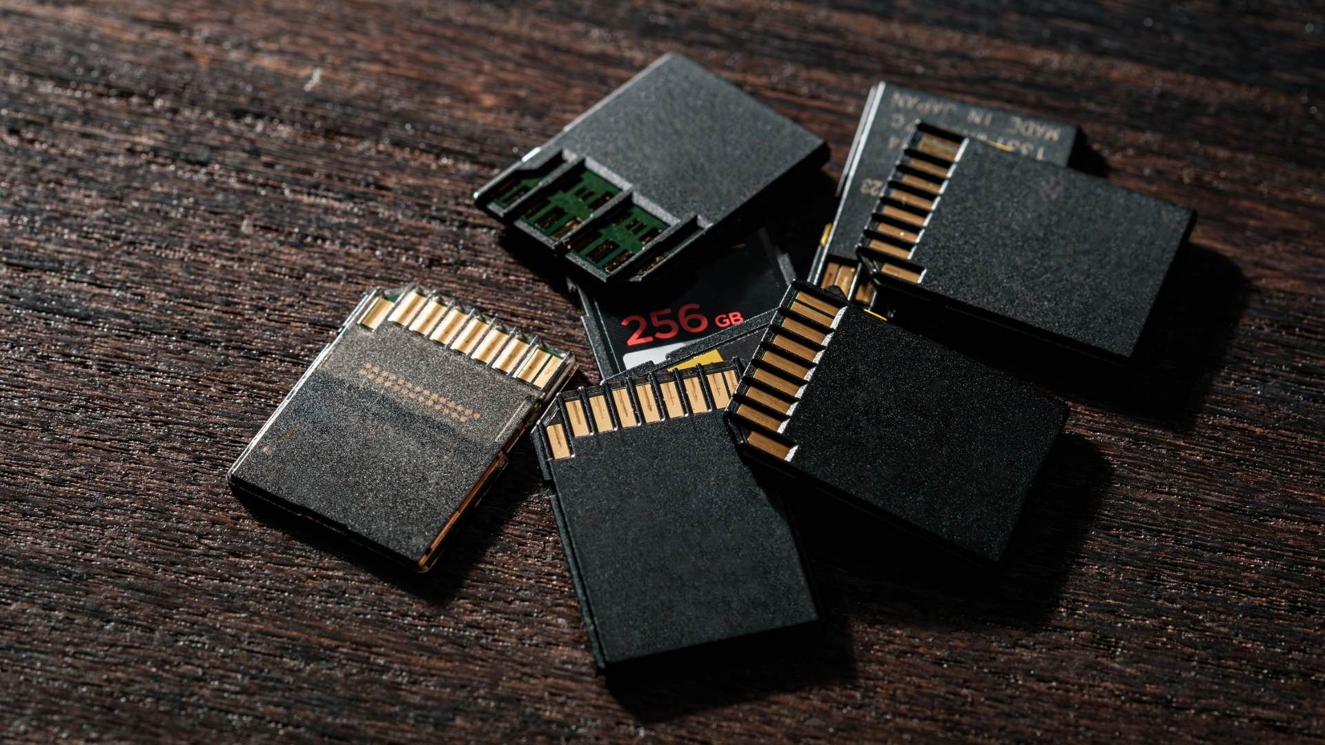 Nghĩ rằng camera lưu video vĩnh viễn, camera sử dụng thẻ nh&eacute; hoặc Clound lưu trữ