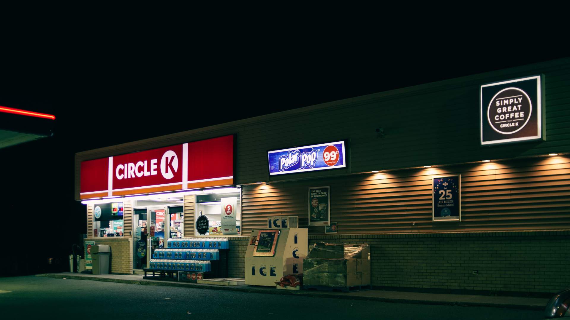 Tại sao cần lắp camera trong v&agrave; ngo&agrave;i cửa h&agrave;ng